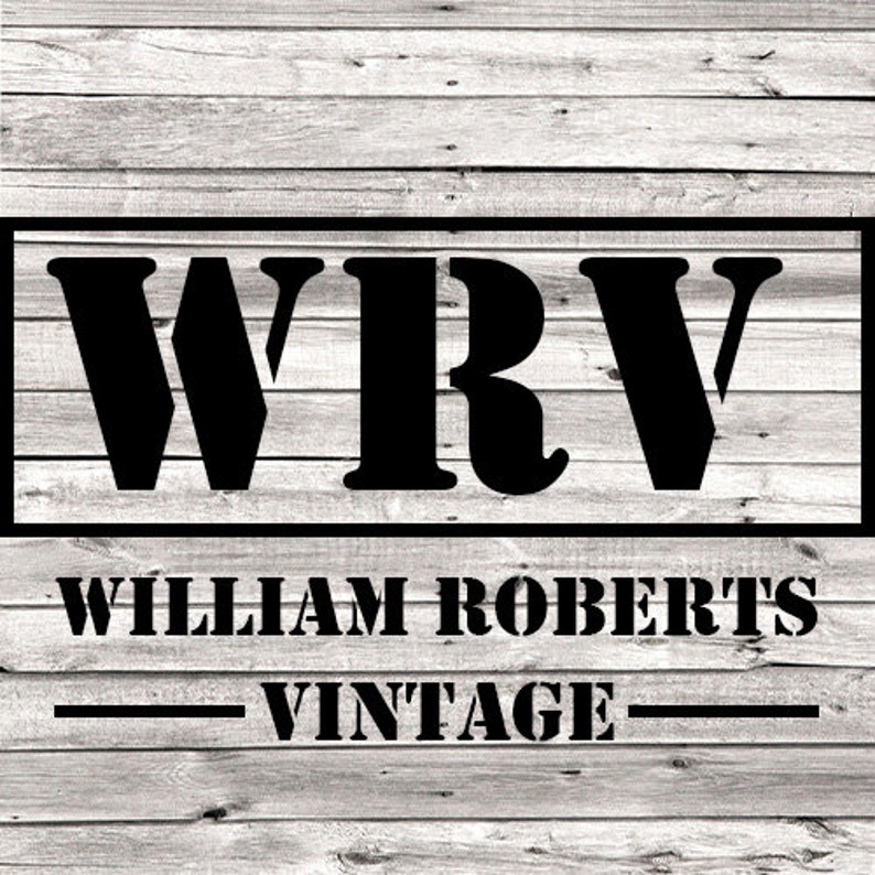 K&ouml;nnte beinhalten: Schwarzwei&szlig;es Logo mit den Buchstaben "WRV" und dem Text "William Roberts Vintage" auf wei&szlig;em Holzgrund.
