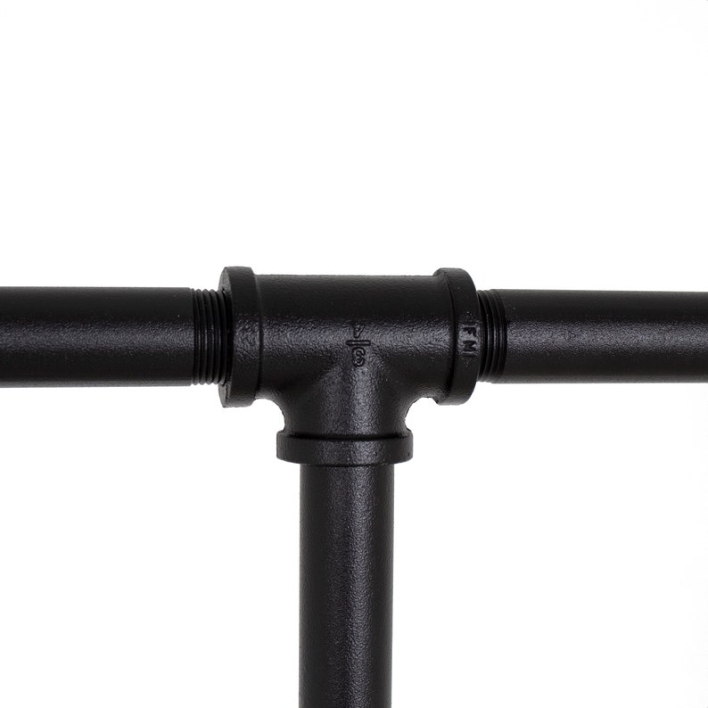 K&ouml;nnte beinhalten: Schwarzes Metallrohrfitting in T-Form. Das Rohr ist an beiden Enden Gewindef&ouml;rmig und hat die W&ouml;rter "Self" und "FM" auf der Seite eingepr&auml;gt.