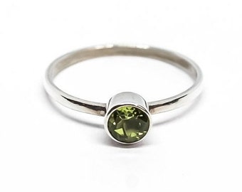 Anillo de peridoto en plata de ley, joyería hecha a mano con la piedra natal de agosto.