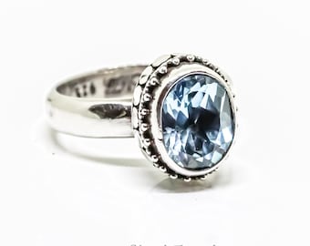 Handgemachter ovaler Ring mit Blautopas aus Sterlingsilber, Größe 56