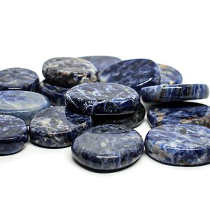Pode incluir: Uma cole&ccedil;&atilde;o de pedras de sodalita azul lisas de forma oval. As pedras t&ecirc;m um padr&atilde;o marmorizado de azul claro e escuro.