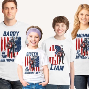 Peut inclure: T-shirts blancs avec des graphiques Captain America et du texte. Les motifs incluent "Daddy of the Birthday", "Sister of the Birthday Boy", "3 Liam" et "Mommy of the Birthday Boy". Les t-shirts pr&eacute;sentent un motif de drapeau am&eacute;ricain patriotique.