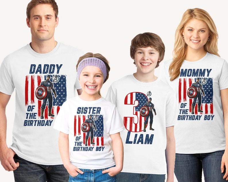 Peut inclure: T-shirts blancs avec des graphiques Captain America et du texte. Les motifs incluent "Daddy of the Birthday", "Sister of the Birthday Boy", "3 Liam" et "Mommy of the Birthday Boy". Les t-shirts pr&eacute;sentent un motif de drapeau am&eacute;ricain patriotique.