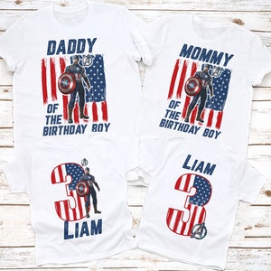 Peut inclure: T-shirts blancs avec des motifs Captain America et du texte. Les chemises indiquent "Daddy of the Birthday Boy", "Mommy of the Birthday Boy", et deux chemises avec le nom "Liam" et le chiffre "3".