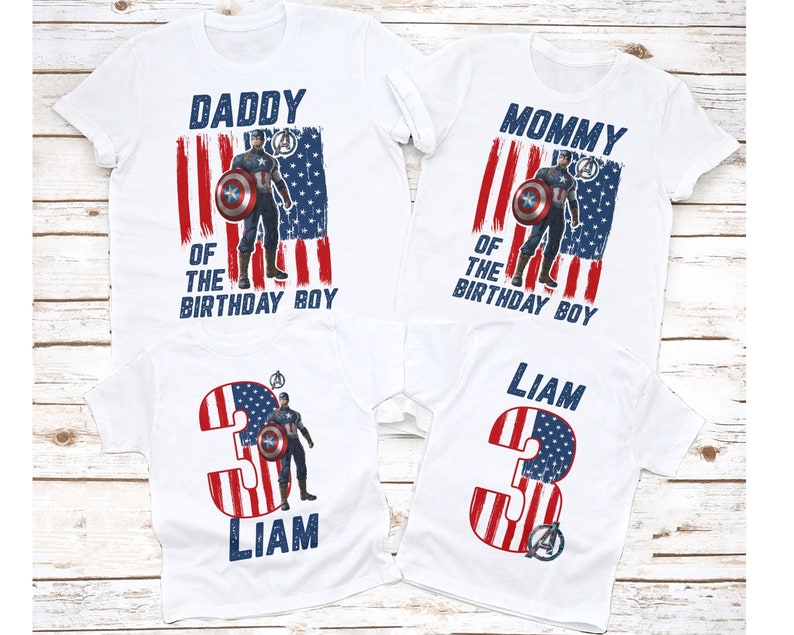 Peut inclure: T-shirts blancs avec des motifs Captain America et du texte. Les chemises indiquent "Daddy of the Birthday Boy", "Mommy of the Birthday Boy", et deux chemises avec le nom "Liam" et le chiffre "3".