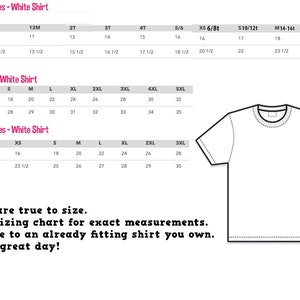 Peut inclure: T-shirt blanc avec des tableaux de tailles pour enfants, hommes et femmes. Les tableaux comprennent les mesures de la largeur et de la longueur du corps, de la largeur de la poitrine et de la longueur. Le texte sur l'image dit "Les chemises sont fid&egrave;les &agrave; la taille."