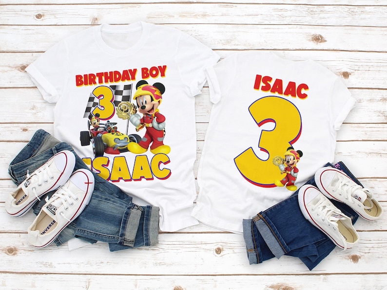 Puede incluir: Dos camisetas blancas con un tema de carreras de Mickey Mouse. Una camiseta dice "Birthday Boy 3 Isaac" y la otra "Isaac 3".