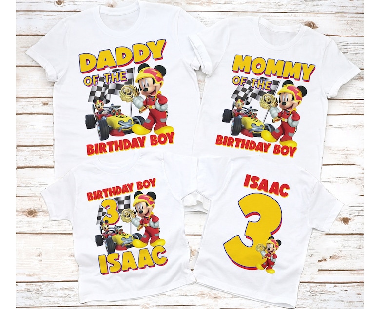 Puede incluir: Tres camisetas blancas con un tema de carreras de Mickey Mouse. Las camisetas dicen "Pap&aacute; del ni&ntilde;o de cumplea&ntilde;os", "Mam&aacute; del ni&ntilde;o de cumplea&ntilde;os" e "Isaac 3 ni&ntilde;o de cumplea&ntilde;os".