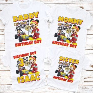Puede incluir: Cuatro camisetas blancas con un tema de carreras de Mickey Mouse. Las camisetas dicen "Pap&aacute; del ni&ntilde;o de cumplea&ntilde;os", "Mam&aacute; del ni&ntilde;o de cumplea&ntilde;os", "Ni&ntilde;o de cumplea&ntilde;os Isaac" y "Hermana del ni&ntilde;o de cumplea&ntilde;os".
