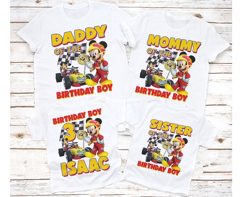 Puede incluir: Cuatro camisetas blancas con un tema de carreras de Mickey Mouse. Las camisetas dicen "Pap&aacute; del ni&ntilde;o de cumplea&ntilde;os", "Mam&aacute; del ni&ntilde;o de cumplea&ntilde;os", "Ni&ntilde;o de cumplea&ntilde;os Isaac" y "Hermana del ni&ntilde;o de cumplea&ntilde;os".