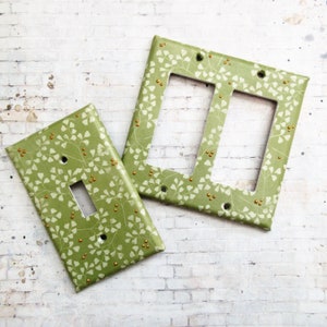 Placas de interruptor con temática botánica verde salvia, cubierta de interruptor con motivos florales, placas de interruptor verdes, cubiertas de interruptor con motivos florales, placas de interruptor hechas a mano