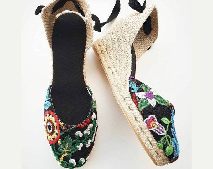 ESPADRILLES WEDGES - Lace up espadrille wedges - FlOrAl EMBROIDERY BlAck- Handmade in Spain