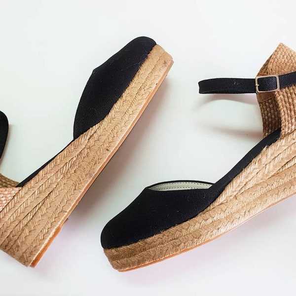 Keil- und Plateau-Espadrilles, 6 cm mit Armband und Spitze – LOW WEDGE / SCHWARZ – hergestellt in Spanien – handwerklich hergestelltes, nachhaltiges, natürliches Schuhwerk