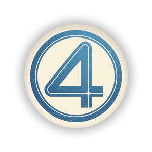Könnte beinhalten: Ein runder, cremefarbener Knopf mit blauem Rand und einer blauen Zahl 4 im Inneren. Die Zahl 4 hat ein stilisiertes Design mit einem Querbalken unten. Der Knopf hat einen Used-Look.