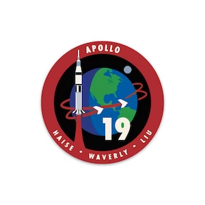Może przedstawiać: Okrągła naklejka z naszywką misji Apollo 19. Projekt zawiera rakietę startującą z Ziemi, globus i napis "APOLLO 19". Naszywka jest obramowana czerwoną obwódką i zawiera nazwiska Haise, Waverly i Liu.