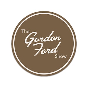 Puede incluir: Un círculo marrón con un contorno blanco y el texto "The Gordon Ford Show" en letras blancas en cursiva.