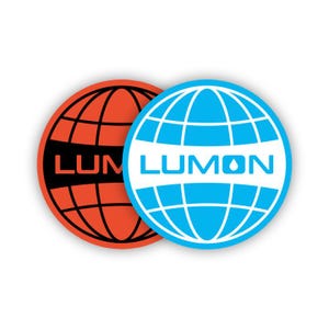 Puede incluir: Dos pegatinas redondas con un diseño de globo terráqueo. La pegatina de la izquierda es naranja con un globo negro y el texto "LUMON" en negro. La pegatina de la derecha es azul con un globo blanco y el texto "LUMON" en blanco.