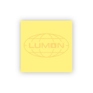 以下が含まれることがあります： 薄い黄色の正方形の付箋で、薄いオレンジ色のフォントで「LUMON」という文字が、薄いオレンジ色の地球のデザインの中にあります。 付箋は白い背景の中央に配置されています。
