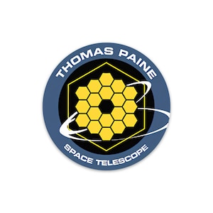 Może przedstawiać: Okrągła naklejka z napisem "THOMAS PAINE SPACE TELESCOPE" w kolorze białym na ciemnoniebieskim tle. Projekt zawiera żółty wzór plastra miodu wewnątrz czarnego i żółtego sześciokąta z białymi zakrzywionymi liniami.