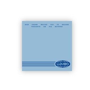 Puede incluir: Un bloc de notas azul claro con el texto "KIER EAGAN INVITES YOU TO RECORD THOUGHTS ON HIS NOTEPAD". El bloc de notas presenta un diseño de rayas horizontales y el logotipo "LUMON" en la esquina inferior derecha.
