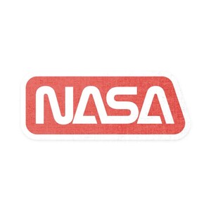 Op de afbeelding: Een rode rechthoekige sticker met witte tekst die "NASA" zegt.
