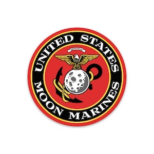 Könnte beinhalten: Ein rotes, weißes und schwarzes kreisförmiges Emblem mit den Worten "United States Marine Corps" um den Rand herum. Das Emblem zeigt einen Globus mit einer zunehmenden Mondsichel, einem Anker und einem Adler mit ausgebreiteten Flügeln.