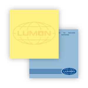 Puede incluir: Se muestran dos blocs de notas, uno amarillo y otro azul. El bloc de notas amarillo presenta la palabra "LUMON" en una fuente naranja claro, rodeada por un diseño de globo. El bloc de notas azul tiene la palabra "LUMON" y un diseño de globo.