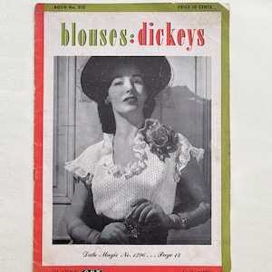 Op de afbeelding: Een vintage instructieboekje getiteld Blouses: Dickeys, Book No. 210. De omslag bevat een zwart-witfoto van een persoon die een wit gehaakte top draagt met ruches aan de mouwen en een bloemaccent, gecombineerd met een donkere hoed en sluier.