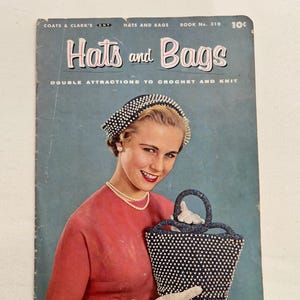 Op de afbeelding: Een vintage Coats & Clark's Hats and Bags Book No. 310 patroonboekje met een blauwe omslag en tekst. De omslag toont een persoon met een hoed met kralen en een bijpassende handtas met kralen, beide in donkerblauw met witte accenten.