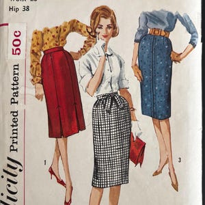 Pode incluir: Padrão de costura impresso Simplicity vintage, número 3744, com ilustrações de três saias lápis. O padrão inclui medidas para uma cintura de 71 cm e uma anca de 97 cm. A capa é creme com texto e ilustrações pretas.