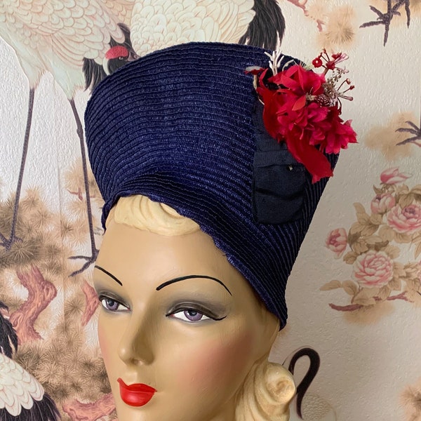 Chapeau inclinable à couronne haute en sisal bleu royal des années 1940