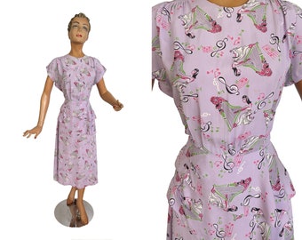 Vestido con estampado novedoso de rayón Licac de la década de 1940 | Talla pequeña