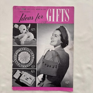 Könnte beinhalten: Ein Vintage-Bastelheft mit dem Titel Ideas for Gifts, Book No. 255, mit einer rosa Kopfzeile und Schwarz-Weiß-Fotos. Das Cover zeigt ein gehäkeltes Lamm, eine runde Spitzendecke, ein Etui mit Monogramm und eine Person mit einer gehäkelten Handtasche.