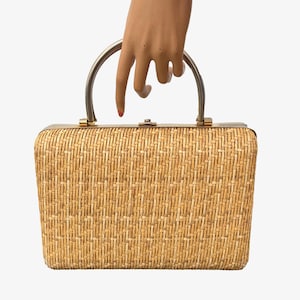 Strukturierte Handtasche aus Raffiastroh mit Metallgriffen aus den 1950er/60er Jahren