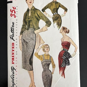 Könnte beinhalten: Vintage Simplicity Schnittmuster mit Illustrationen von Damenkleidern. Das Muster enthält den Text "Simplicity Printed Pattern" und "35c". Größe 16, Brustumfang 86 cm.