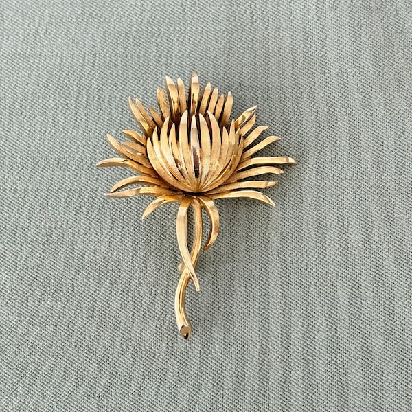 1960s Crown Trifari Scottish Thistle Flower Gold Tone Pin Brooch