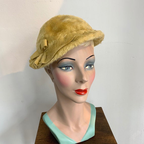 1930s/1940s Gold Yellow Fur Felt Cloche Hat - image 1