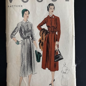 Może przedstawiać: Vintage koperta z wykrojem Vogue z ilustracjami dwóch kobiet w sukienkach. Koperta jest w kolorze złamanej bieli z napisem "VOGUE PATTERN" u góry. Rozmiar 14, z biustem 81 cm i biodrami 89 cm. Copyright 1953.