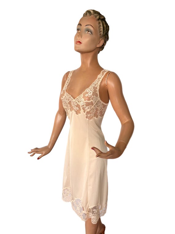 cream lace dress with sleeves Viper | Cream Lace Long-Sleeve Maxi Dress