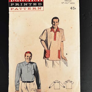 Op de afbeelding: Vintage Butterick gedrukt patroon voor een overhemd van gemiddelde maat. De cover toont illustraties van het overhemdontwerp, waaronder een overhemd met korte mouwen met rode geruite details en een overhemd met lange mouwen. Het patroonnummer is 7303.