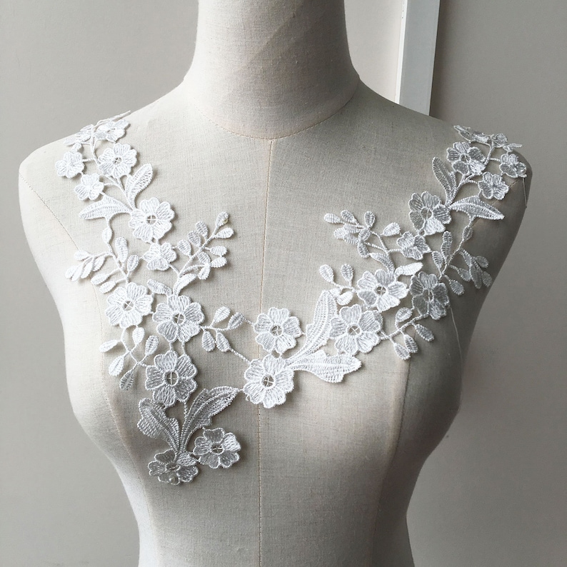 Apliques de Encaje Floral Blanco//vestido vintage de encaje Adorno es para la venta Vendido Por Pieza