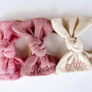 Personligt hårband med rosett för babyn: Broderat namn, present till nyfödd flicka med monogram