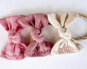 Fascia per capelli personalizzata con fiocco per neonata: nome ricamato, regalo per neonata con monogramma