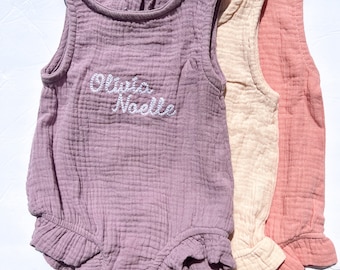 Romper de niña personalizado, romper de bebé de algodón bordado, regalo de bebé personalizado, traje de burbuja de muselina personalizado, traje de primer cumpleaños