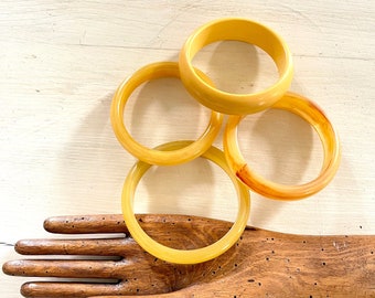 bakelite bangles yellow egg yolk marbled and matt  lot of 4 varied widths French vintage midcentury MCM jewellery tested collectible 1960s