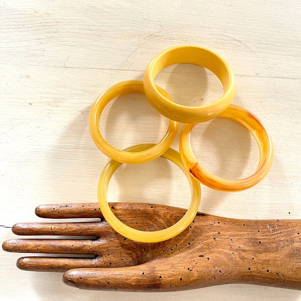 bakelite bangles yellow egg yolk marbled and matt  lot of 4 varied widths French vintage midcentury MCM jewellery tested collectible 1960s