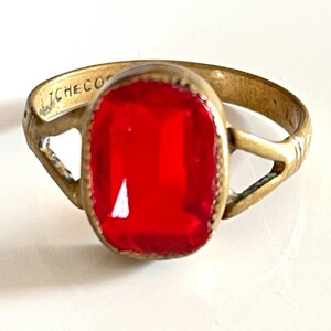 ring cabochon faceted oval bright cherry red gold tone metal band stamp TCHECOSLOVAQUIE vintage art deco statement sparkly jewellery 1930s