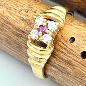 Ring förgylld fransk vintage MATY konstgjord rubin strass förlovningsring speciellt statement-smycke originalask present liten vuxen storlek U50 1980-tal