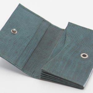portefeuille en cuir vert monogramme en métal argenté lettre initiale G art déco antique français pochette plate vintage à deux volets sur le devant fabriqué en France