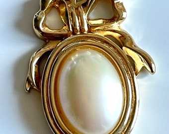 pendant vintage Christian Dior CD large oval iridescent pearl ribbon in polished told tone metal designer costume jewellery rare 11g 4cm